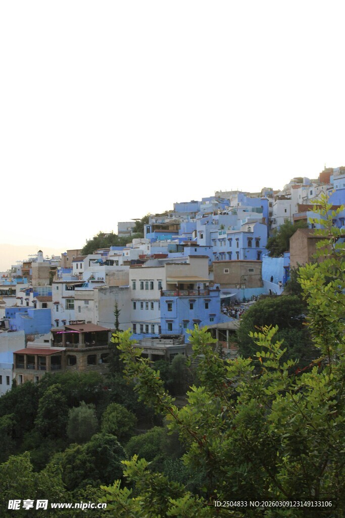 山坡上错落有致的多彩房屋