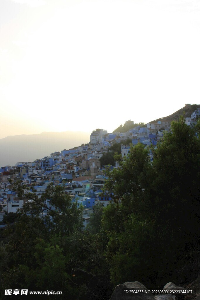 蓝白小镇的美丽景致