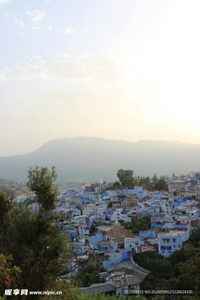 蓝白小镇美景俯瞰