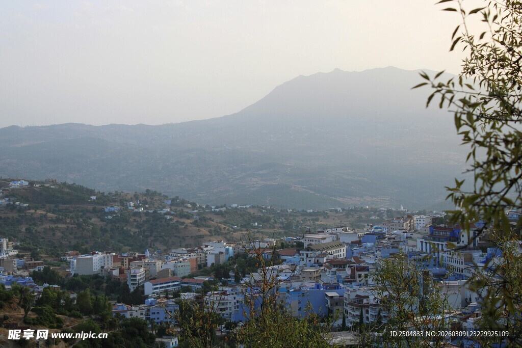 蓝白小镇的山间秀丽景致