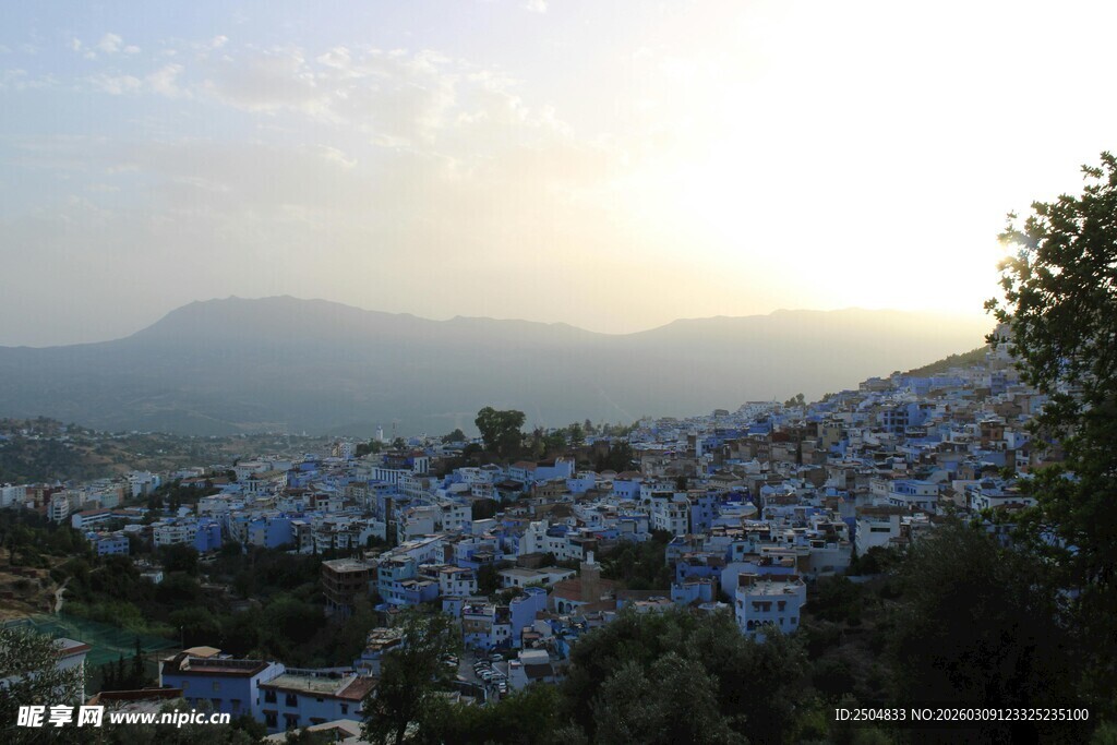 夕阳下的美丽山城景色