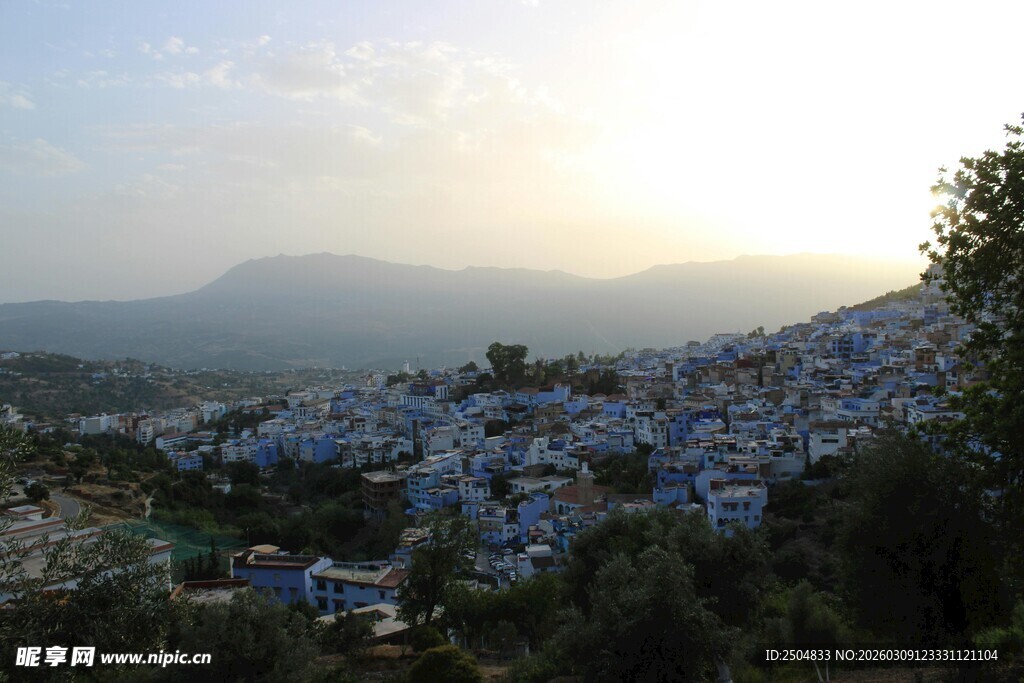 山间小镇的黄昏美景