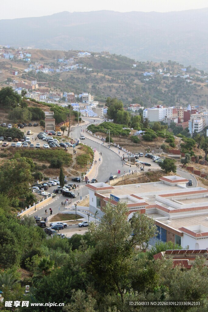 俯瞰山间城镇与蜿蜒公路