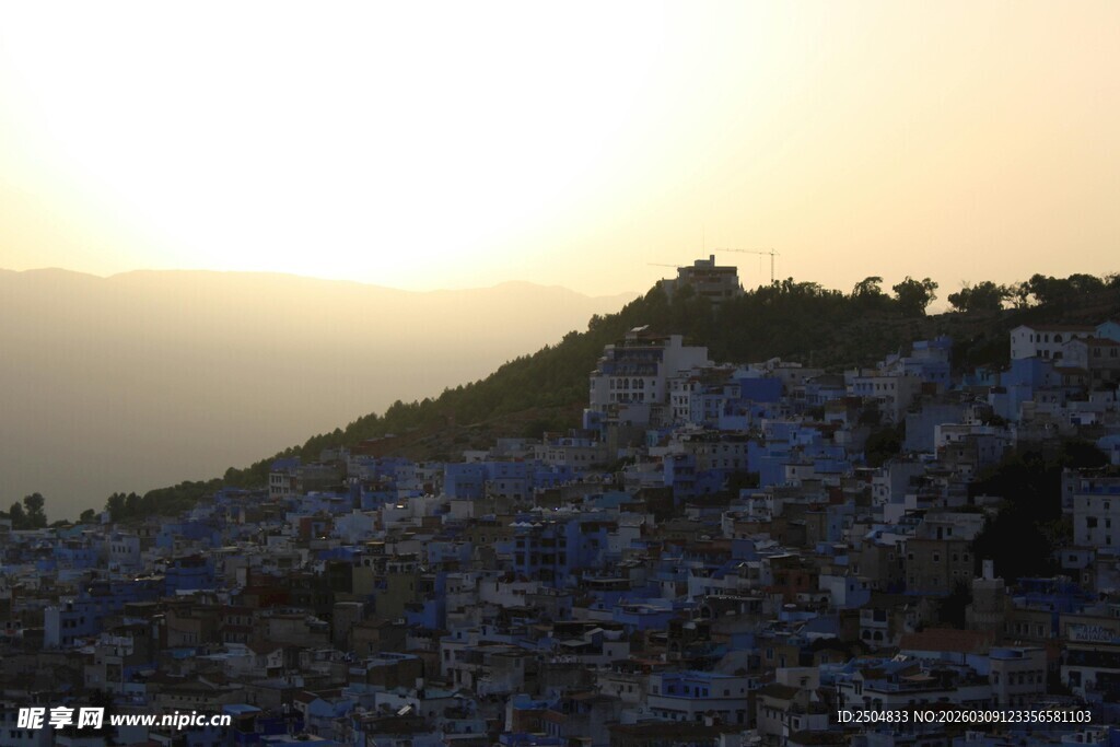 夕阳下的山景碎石风光