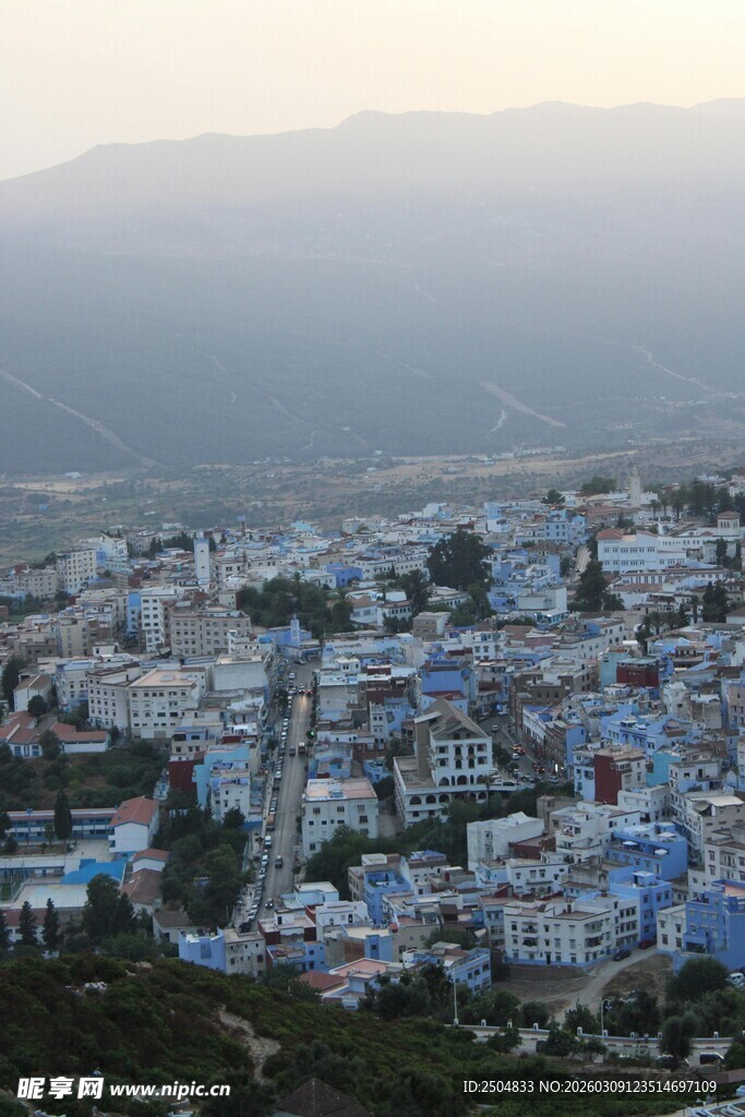 蓝白小镇俯瞰美景