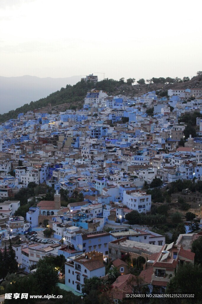 蓝白小镇全景风光