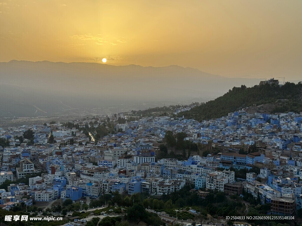 夕阳下的梦幻蓝白小镇