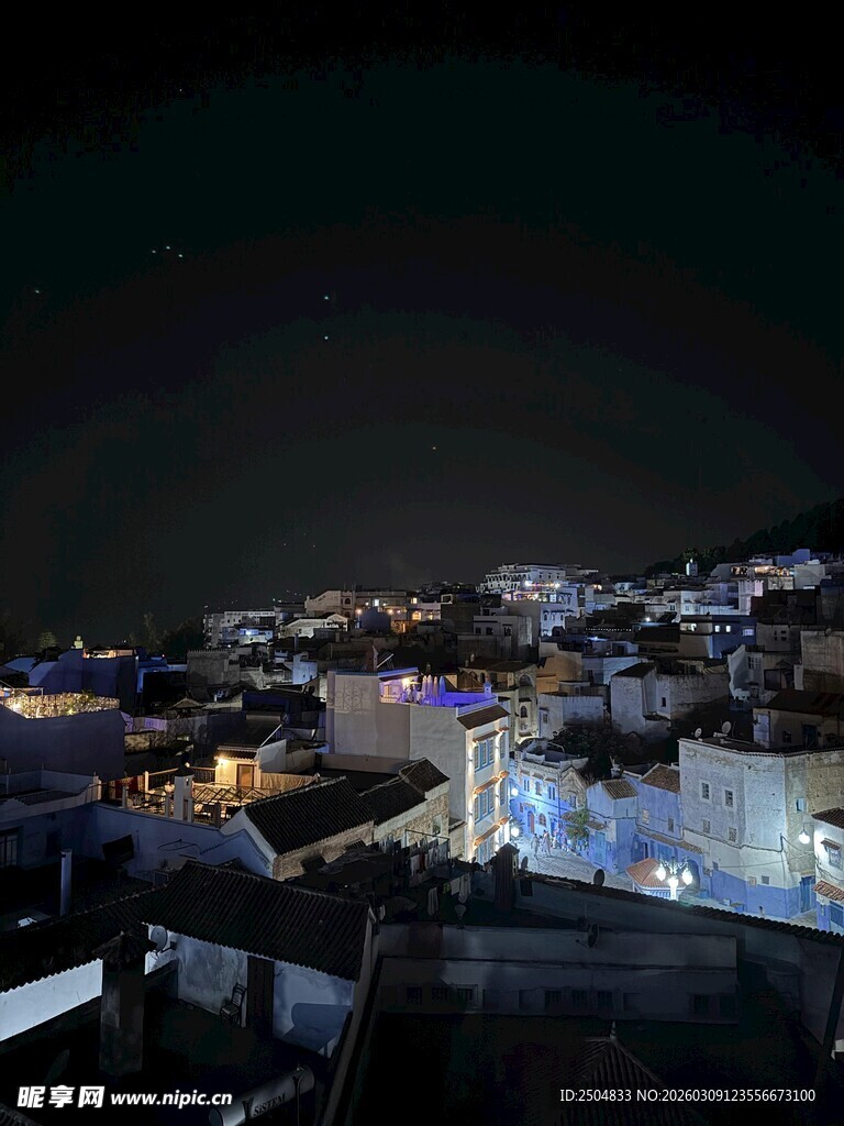 夜晚灯火璀璨的美丽小镇