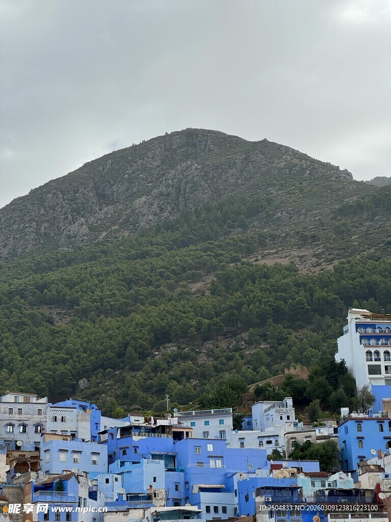 蓝白小镇 山脚下的梦幻景致