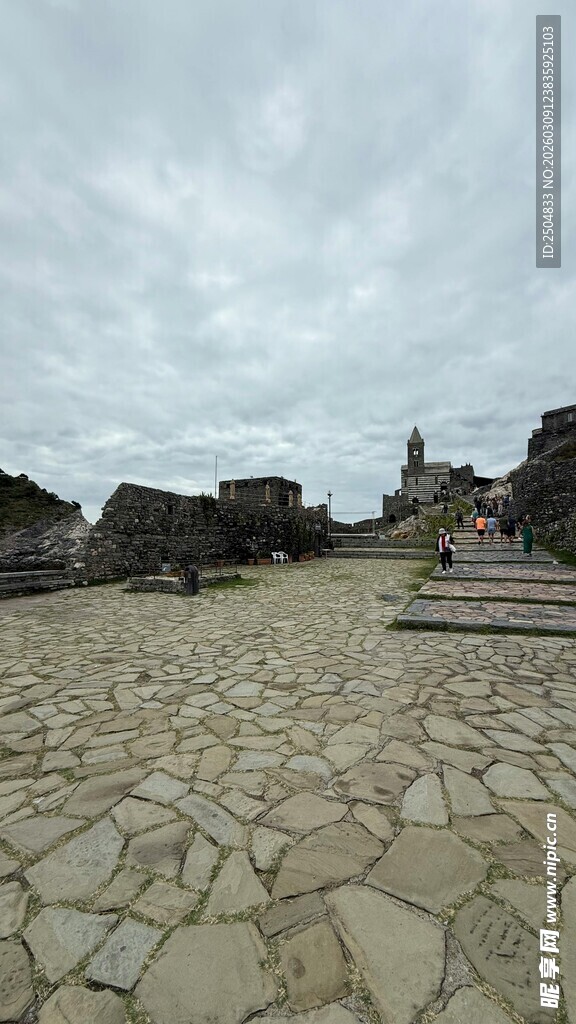 古老石板路 静谧户外场景