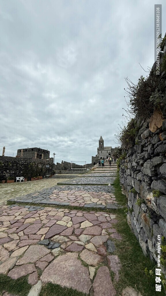 古老城墙下的石板路景观