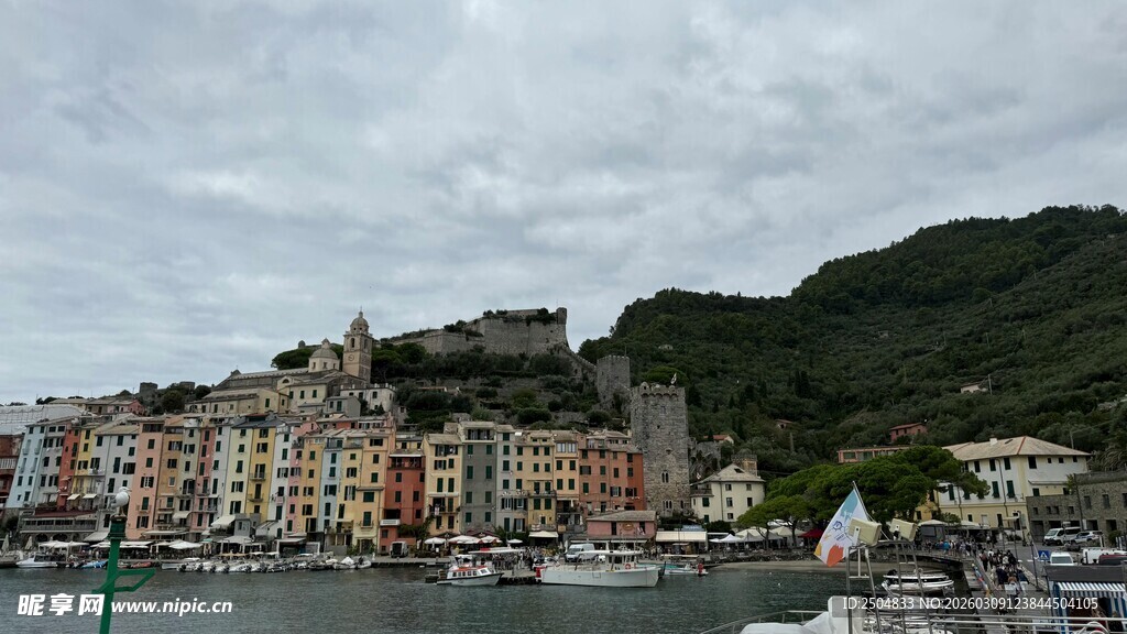 依山傍海的多彩小镇