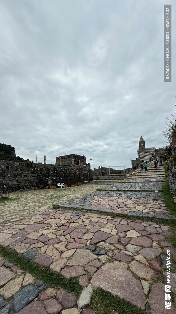 古老石板路与远处建筑