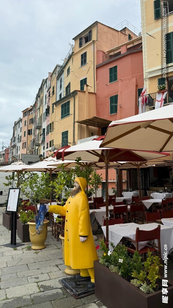 彩色小镇街道的悠闲场景