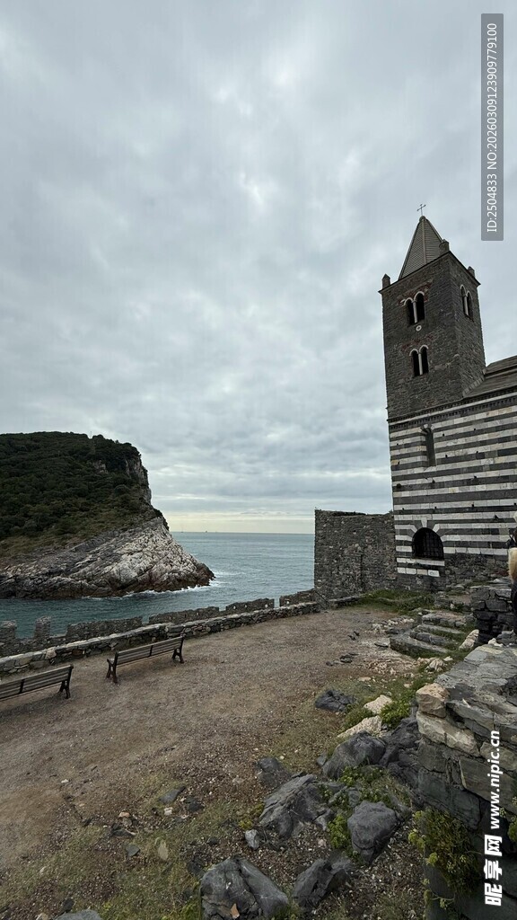海边古老石塔景观