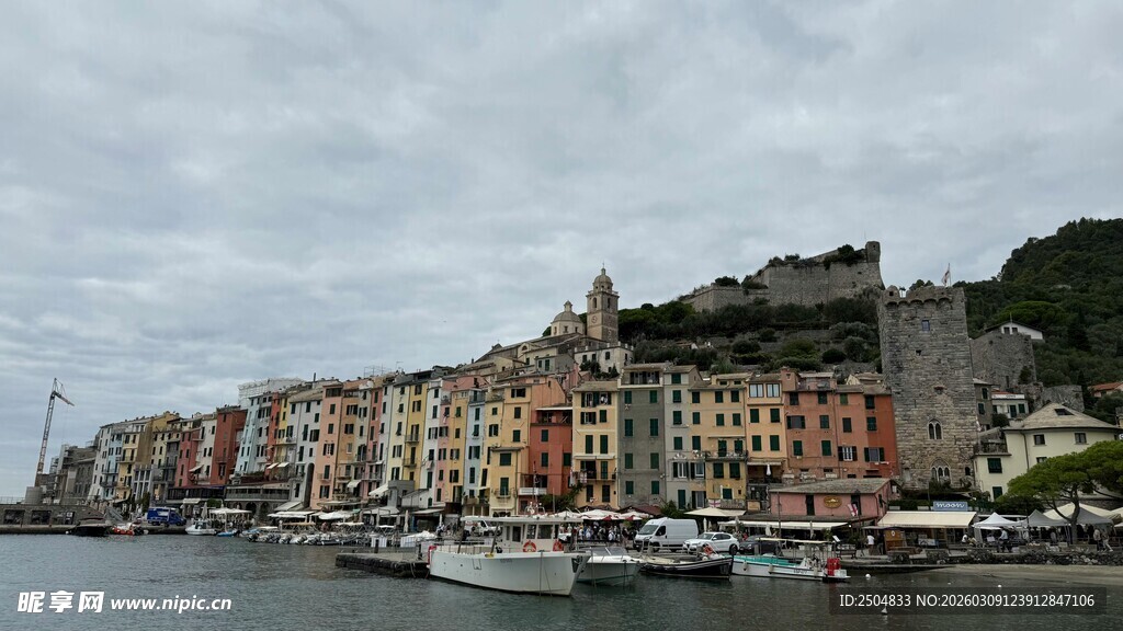 海滨多彩建筑与停泊船只