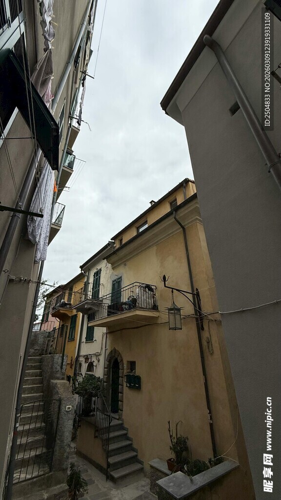 狭窄小巷中的欧式建筑