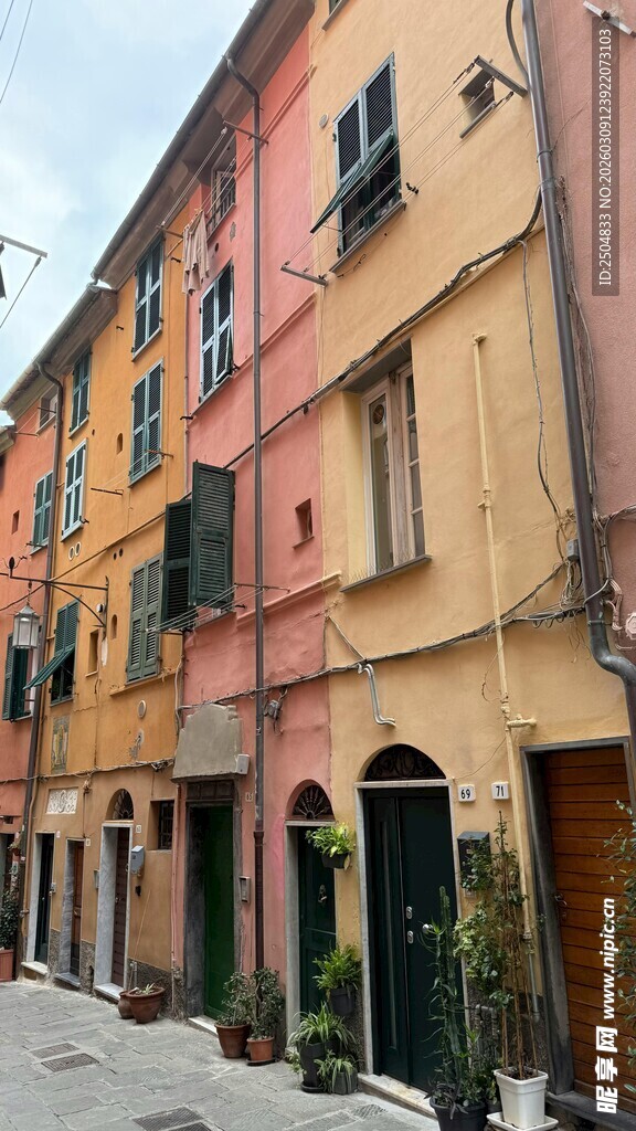 色彩斑斓的 洲风情街道