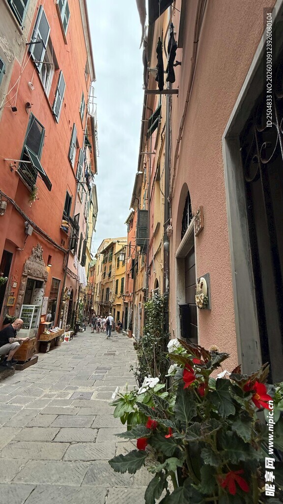 色彩斑斓的 洲风情小巷