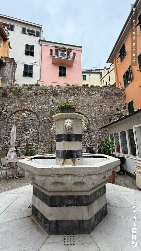 古朴庭院中的石制喷泉