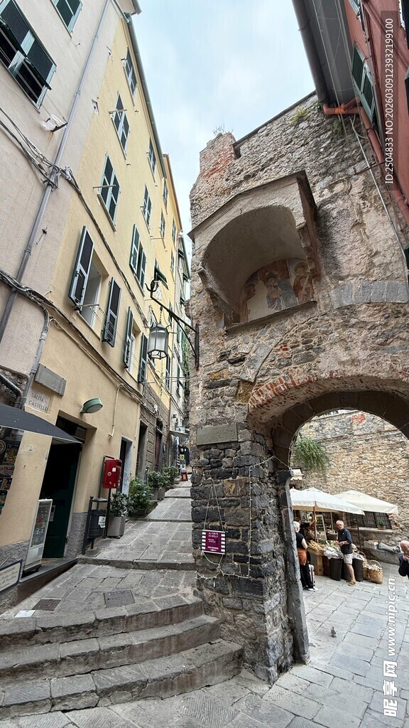  洲小镇古朴拱形街道