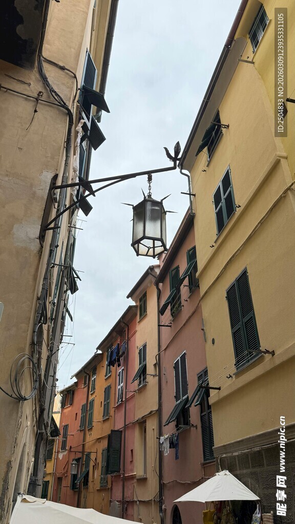 狭窄街道上的欧式建筑