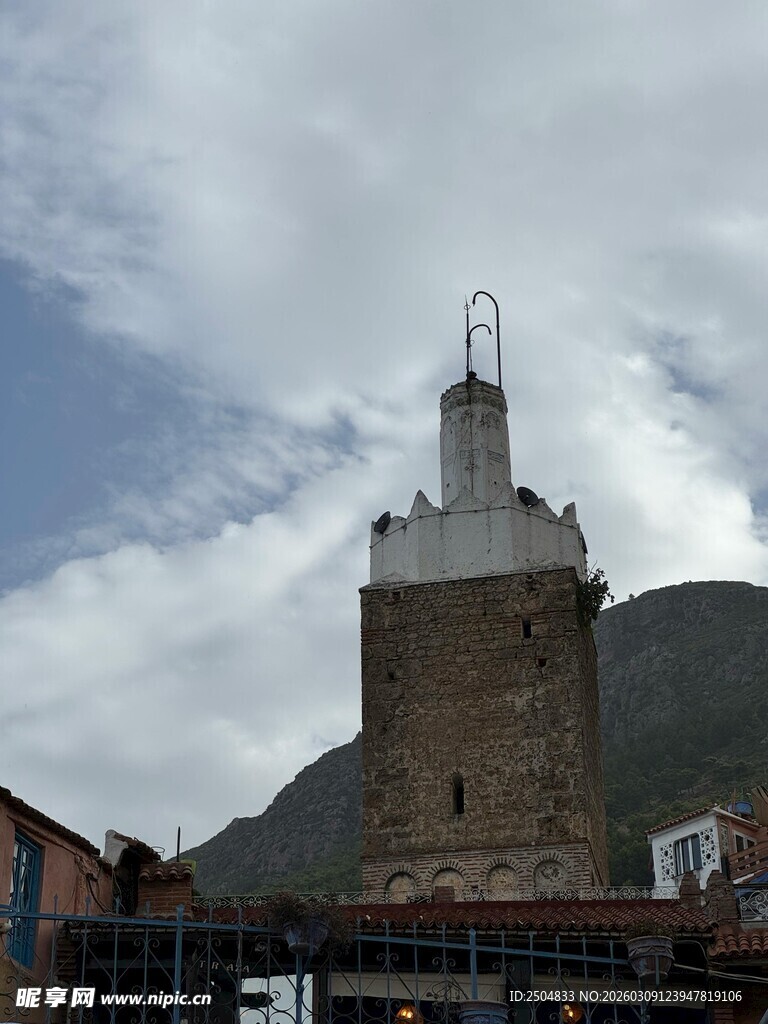 古老灯塔矗立在城镇上空