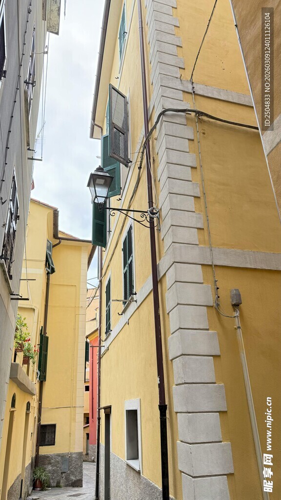 狭窄街道旁的黄墙建筑