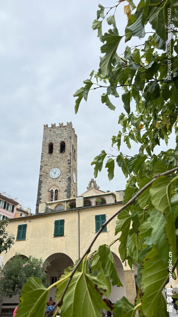 意大利小镇钟楼风景
