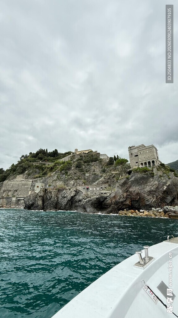 乘船赏海上岛屿风光