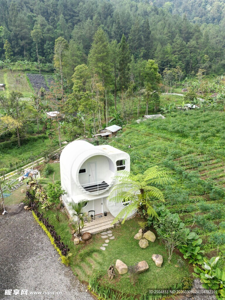 田园中的独特白色小屋