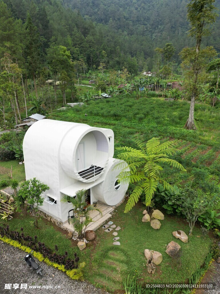 田园中的白色创意小屋