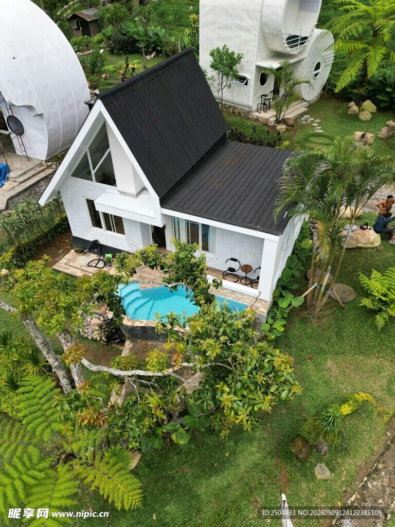 现代绿植环绕的别致别墅