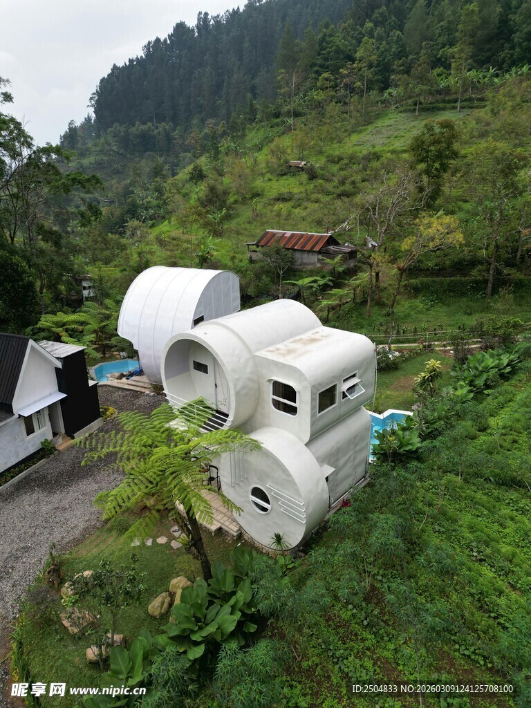 山间特色白色露营小屋