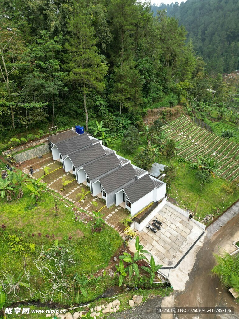 山间中式建筑 绿意环绕