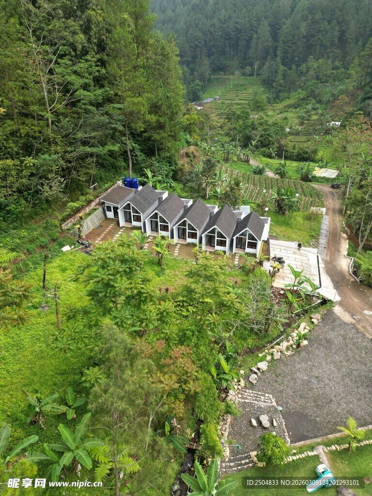 山间村落小屋 绿意环绕