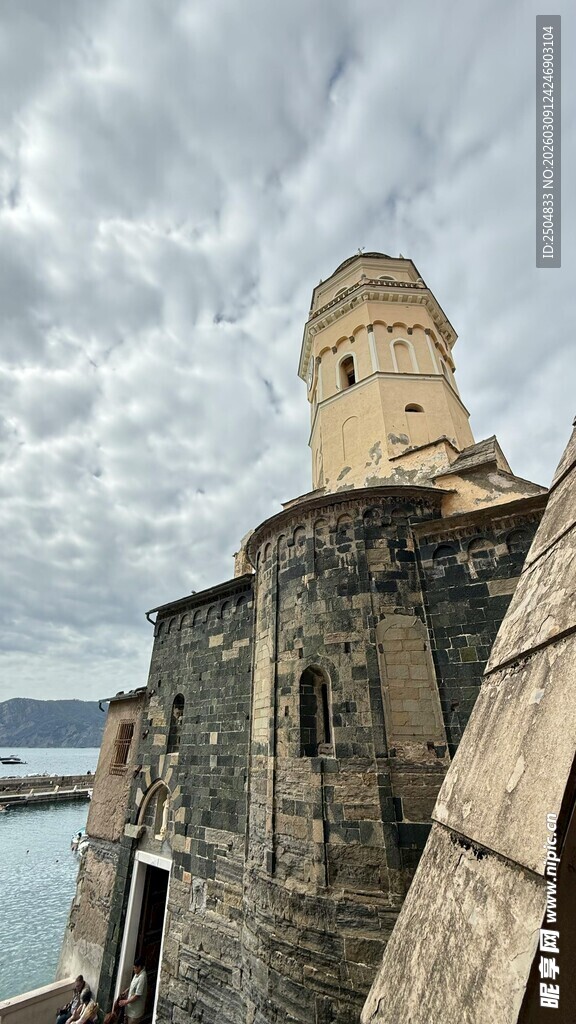 古老石塔临岸而立