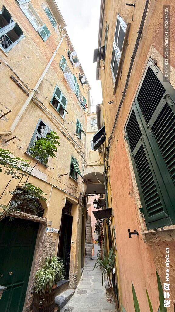 狭窄小巷中的古朴建筑