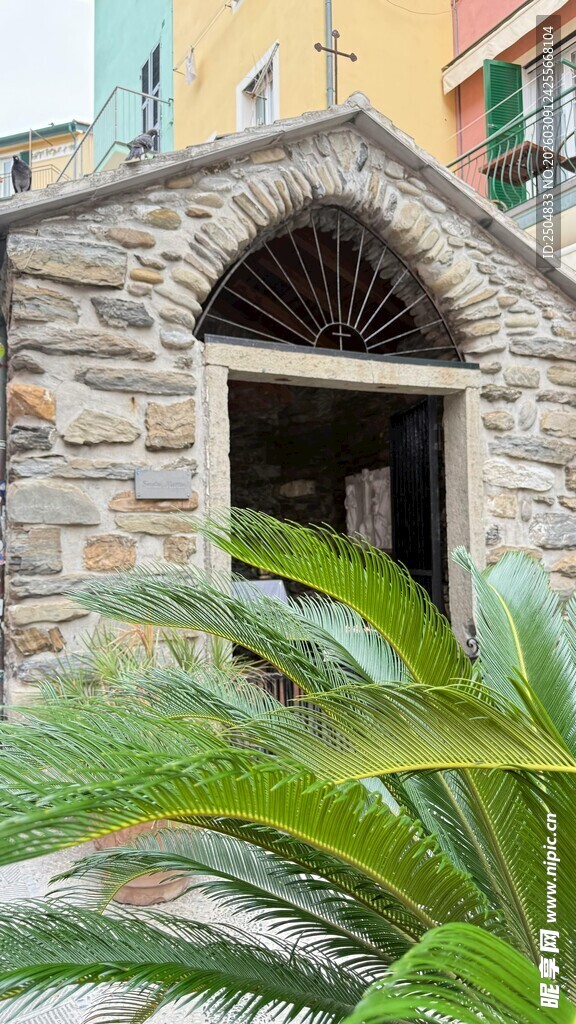 石砌拱门建筑前绿植点缀