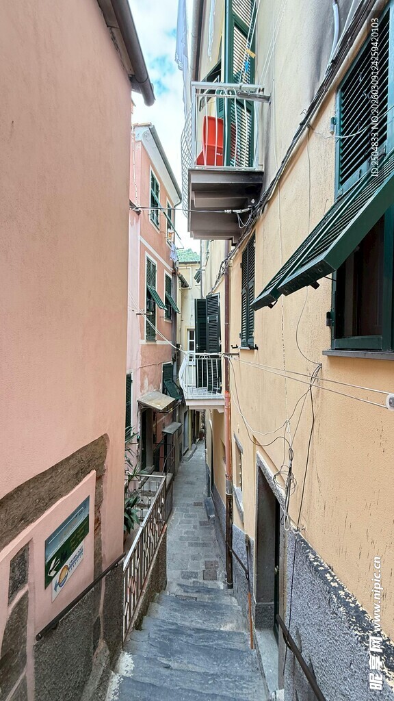 狭窄小巷中的欧式建筑景观