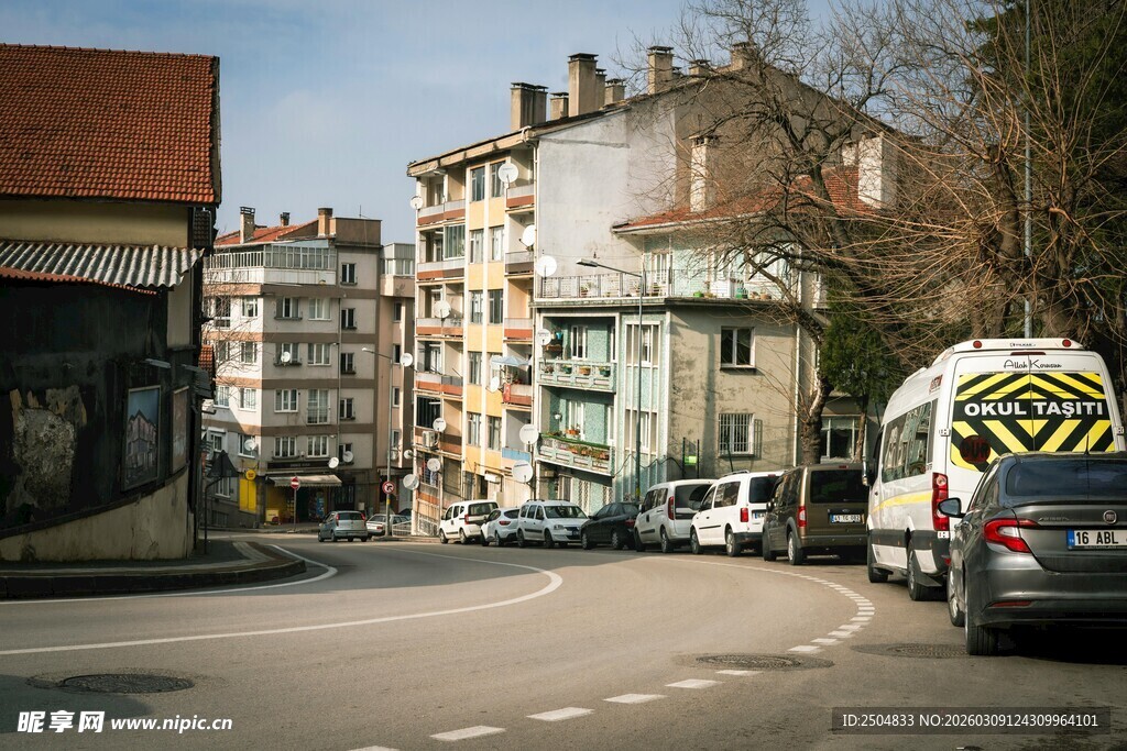 城市街道上的车辆与建筑