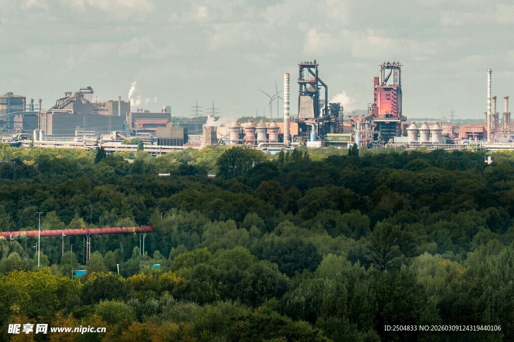 城市工厂与绿树相映成景