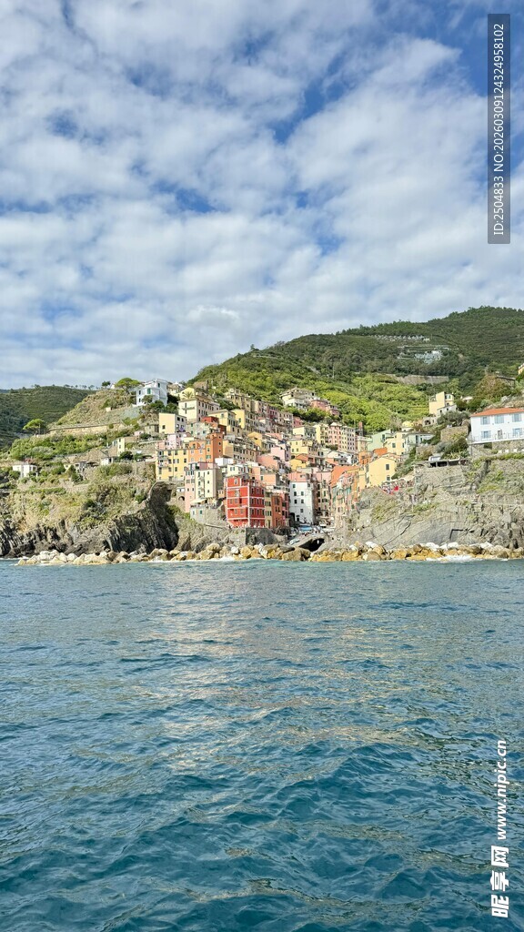 海边彩色建筑与蔚蓝大海