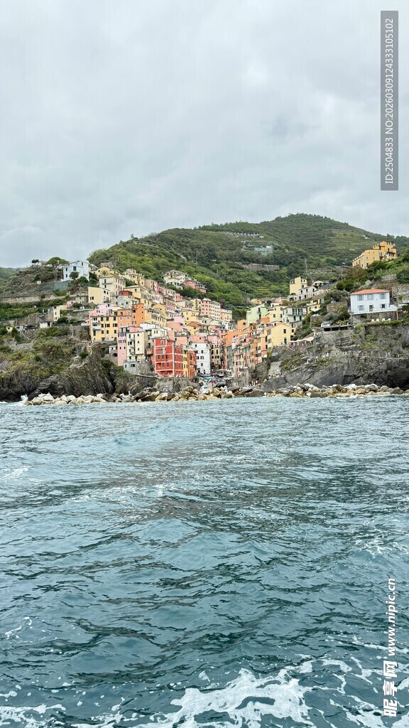 海上远眺彩色小镇风光