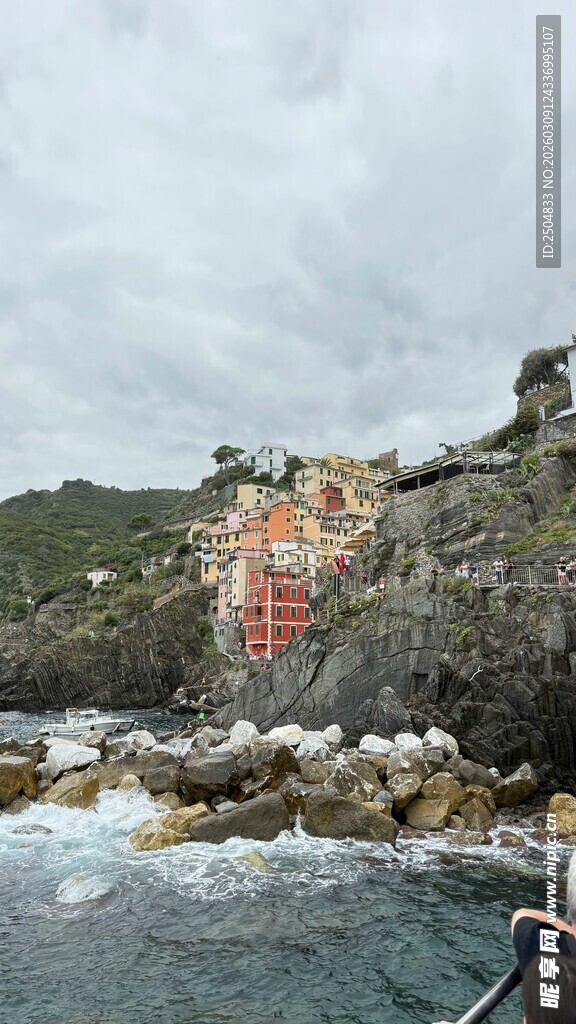 海岸峭壁与汹涌海浪景观