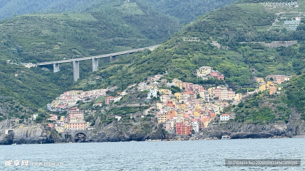 海边山间的彩色村落景观