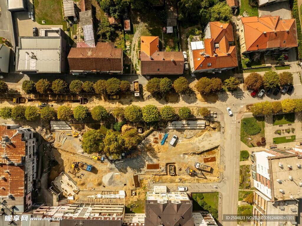 俯瞰多彩屋顶的建筑群