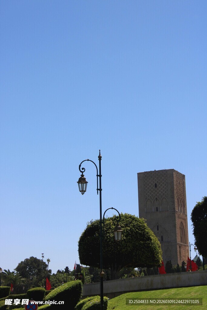 城市中的塔楼与景观路灯