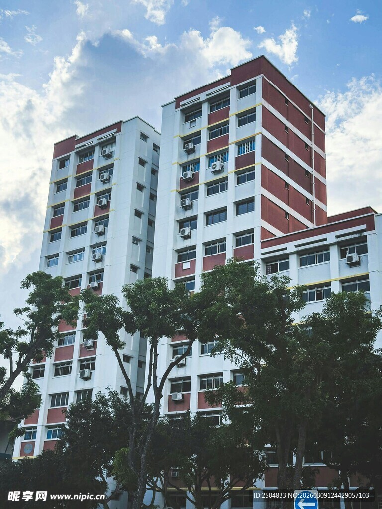 红白相间的多 居民楼