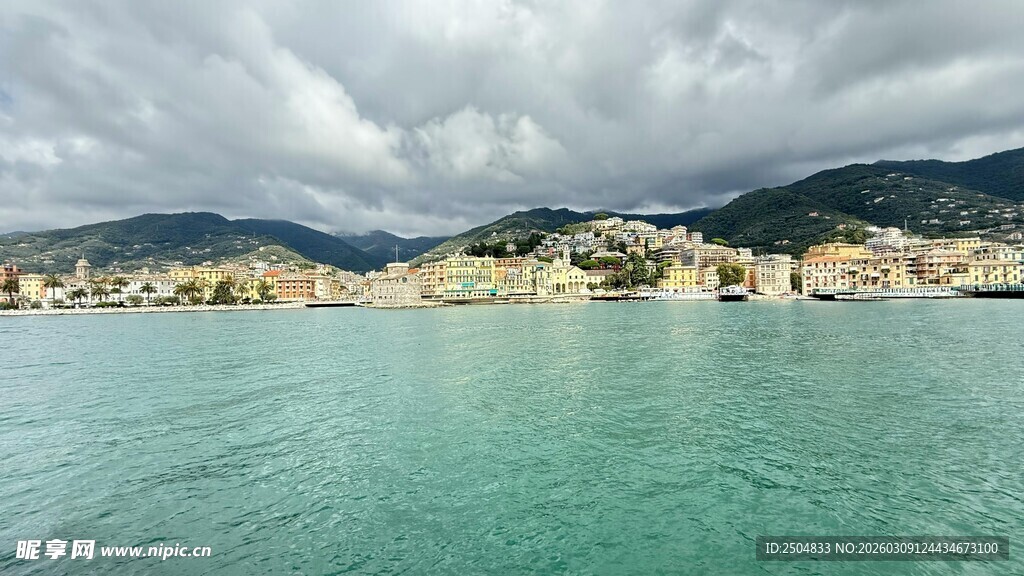 碧海青山间的壮阔海景
